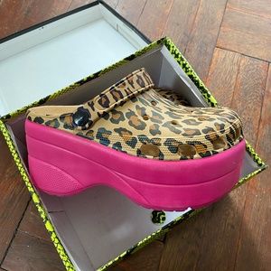 "Cheetah Print" Platform Crocs